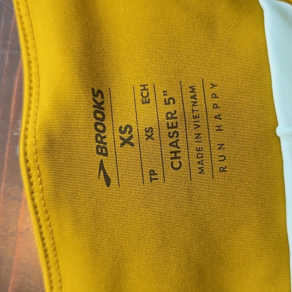 Brooks Women's Athletic Shorts in Mustard and Blue Tones Chaser 5" - Picture 2 of 3